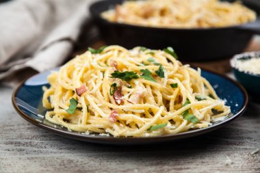Spagetti carbonara pancetta ve yumurta ile