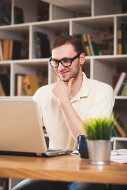 genç adam bir dizüstü bilgisayar ile