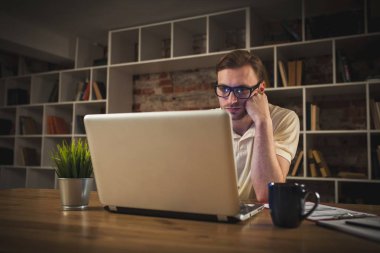 genç adam bir dizüstü bilgisayar ile