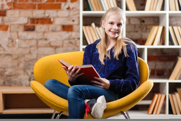 Teenager Mädchen in einer Bibliothek — Stockfoto