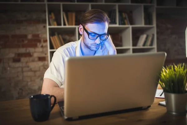 Junger Mann mit Laptop — Stockfoto