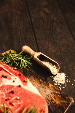 Ahşap kesme tahtası üzerinde çiğ biftek