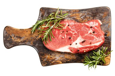 çiğ biftek üzerine beyaz izole