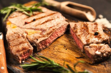 Tahta kesme tahtasında ızgara biftek.