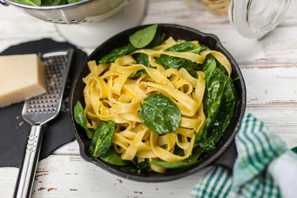 Spinach tagliatelle pasta — Stock Photo, Image