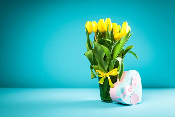 Żółte tulipany na niebieskim tle — Zdjęcie stockowe