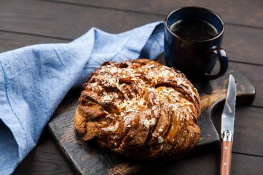 Tatlı akçaağaç şurubu ekmek