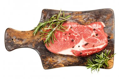 çiğ biftek üzerine beyaz izole