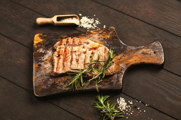 Filete a la parrilla en tabla de cortar de madera —  Fotos de Stock