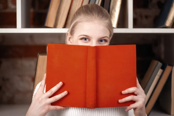 Tiener meisje in een bibliotheek — Stockfoto