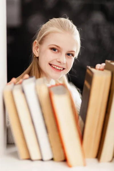 Adolescente en una biblioteca —  Fotos de Stock