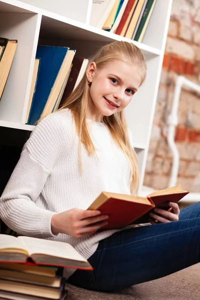 Дівчинка-підліток у бібліотеці — стокове фото
