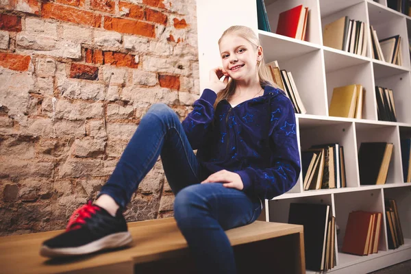 Adolescente en una biblioteca — Foto de Stock