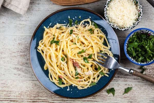 Spaghetti carbonara con huevo y panceta — Foto de Stock