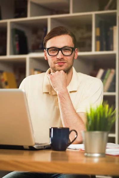 Jovem com um laptop — Fotografia de Stock