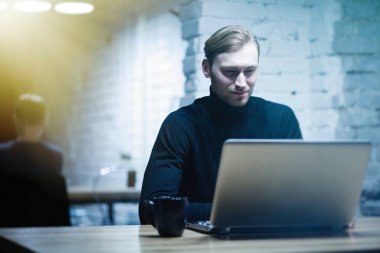 genç adam bir dizüstü bilgisayar ile