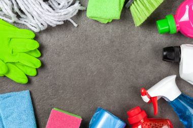 Gri arkaplanda temizlik malzemeleri
