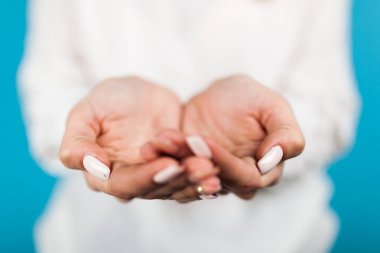Mavi arka plan üzerinde eller