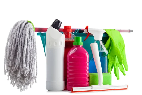 Suprimentos de limpeza em fundo branco — Fotografia de Stock