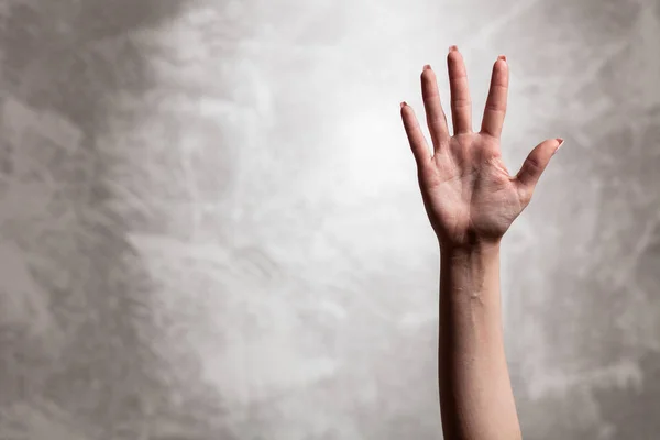 暗い背景に女性の手 — ストック写真