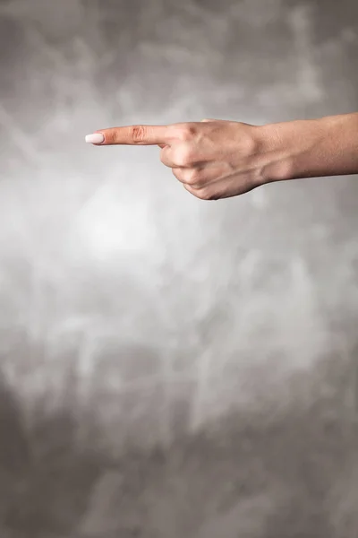 Mano femenina sobre fondo oscuro — Foto de Stock