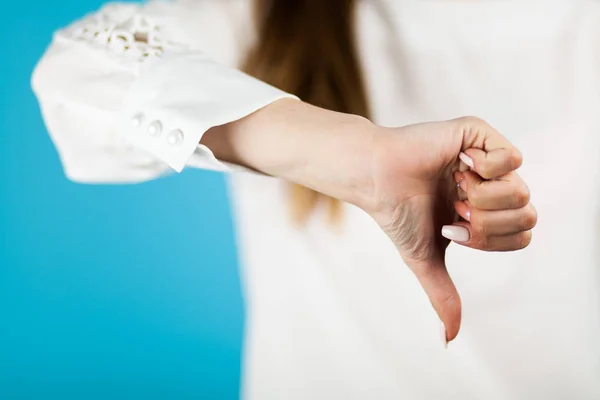 Vrouwelijke hand op blauwe achtergrond — Stockfoto