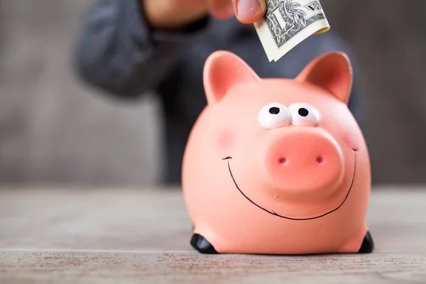 Piggy bank em fundo cinza — Fotografia de Stock