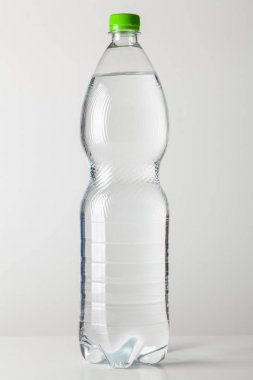 Plastik su şişesi