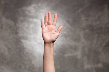 Koyu arka plan üzerinde el