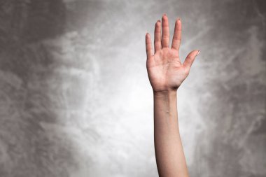 Koyu arka plan üzerinde el