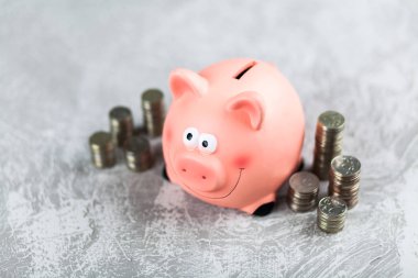 Kumbara gri arka plan üzerinde