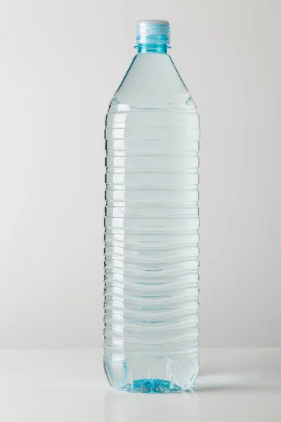 Wasserflasche aus Kunststoff — Stockfoto