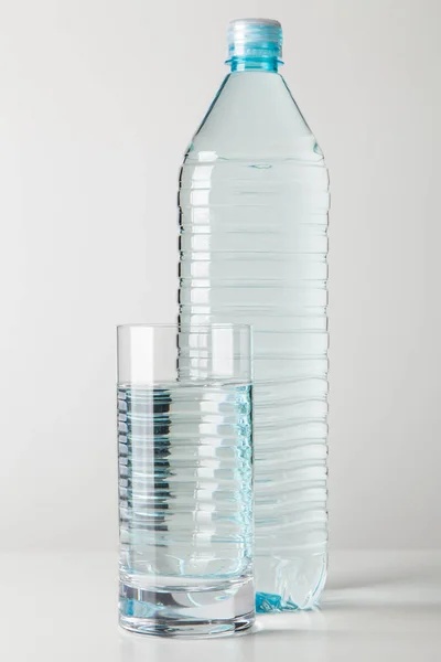 Wasserflasche aus Kunststoff — Stockfoto