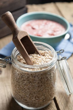 Çilek yulaf ezmesi kase