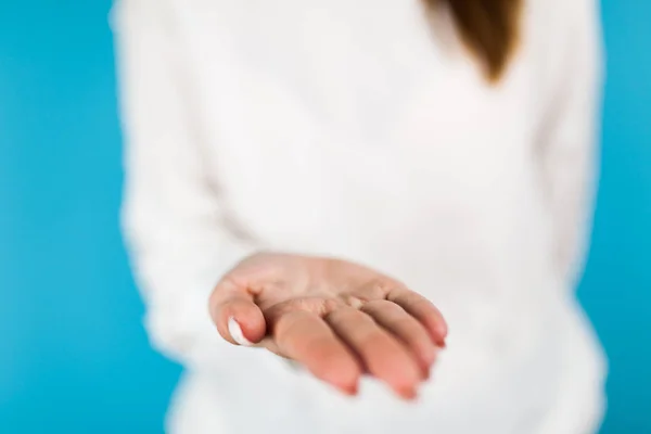 Weibliche Hände auf blauem Hintergrund — Stockfoto