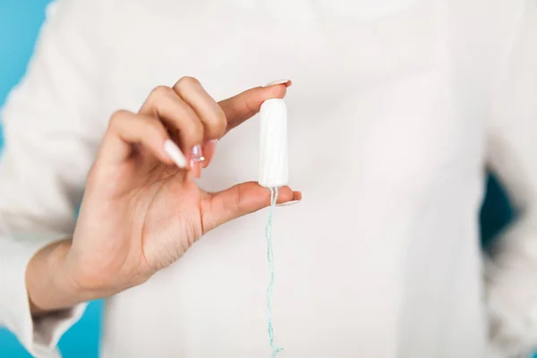 Frau hält Tampon in der Hand — Stockfoto