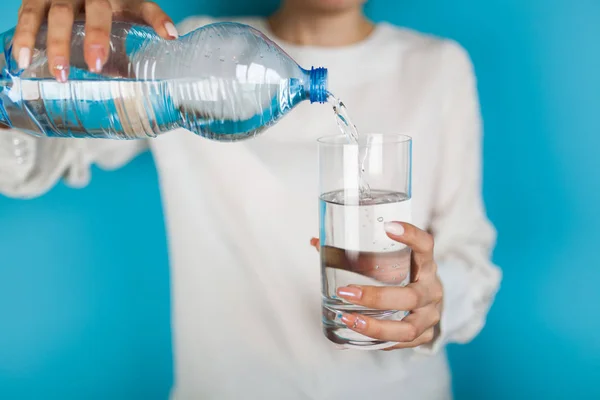 Bir bardak su doldurma kadın — Stok fotoğraf