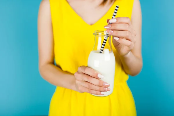 Femme tenant une bouteille de lait — Photo