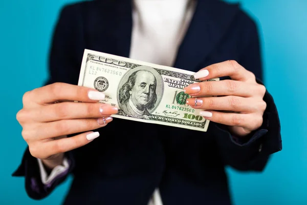 Žena držící 100 dolarové bankovky — Stock fotografie