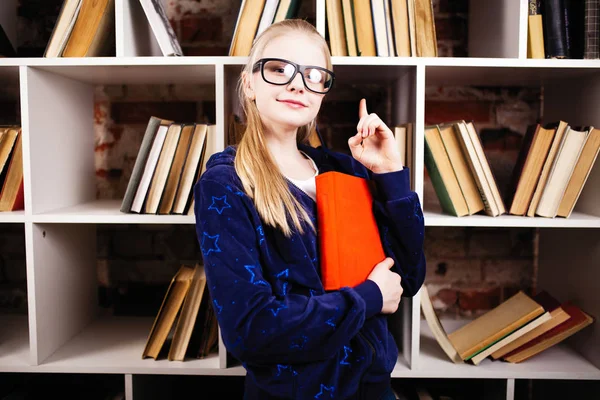 Adolescente dans une bibliothèque — Photo