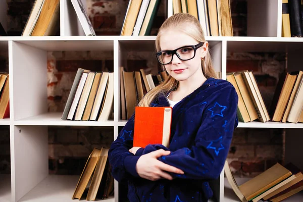 Ragazza adolescente in una biblioteca — Foto Stock