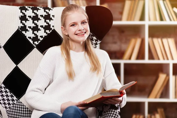 Adolescente en una biblioteca — Foto de Stock