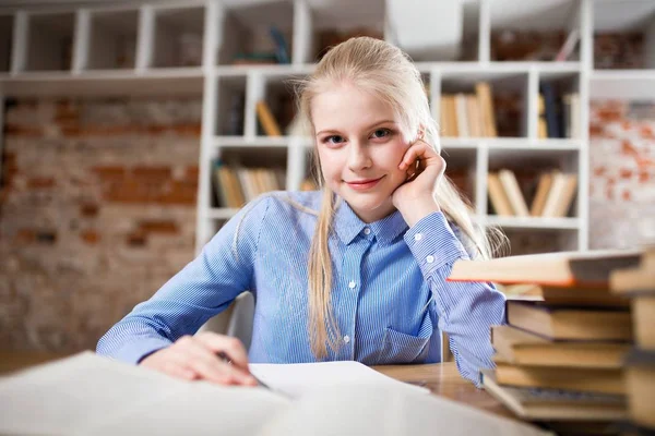 Tiener meisje in een bibliotheek — Stockfoto