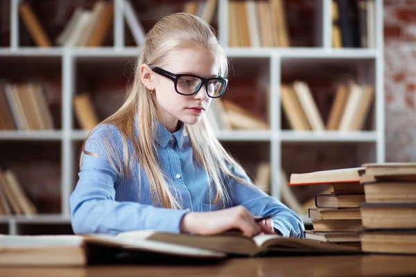 Tiener meisje in een bibliotheek — Stockfoto