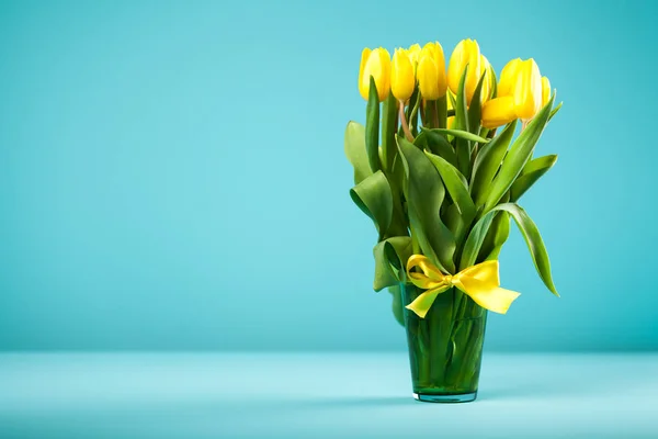 Tulipanes amarillos sobre fondo azul — Foto de Stock