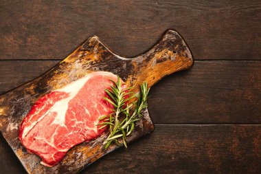 Ahşap kesme tahtası üzerinde çiğ biftek