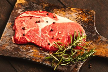 Ahşap kesme tahtası üzerinde çiğ biftek