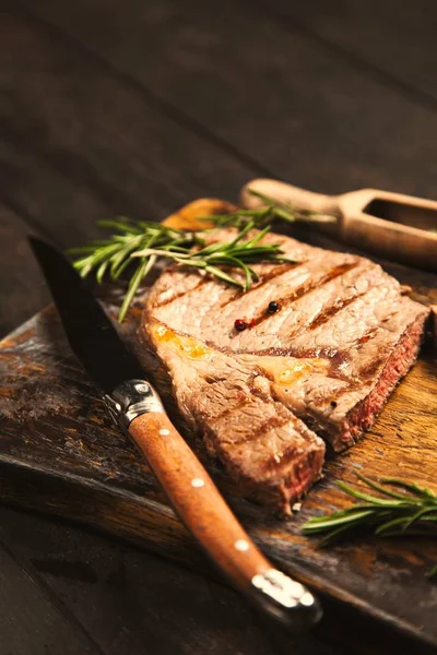 Steak grillé sur planche à découper en bois — Photo