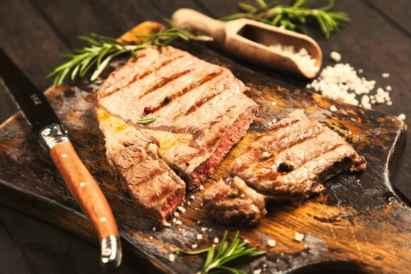 Grillad stek på skärbräda av trä — Stockfoto