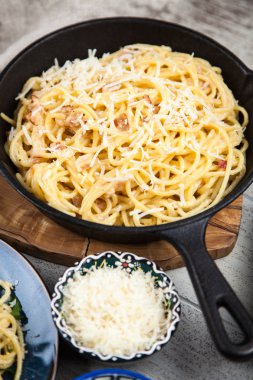 Spagetti carbonara pancetta ve yumurta ile